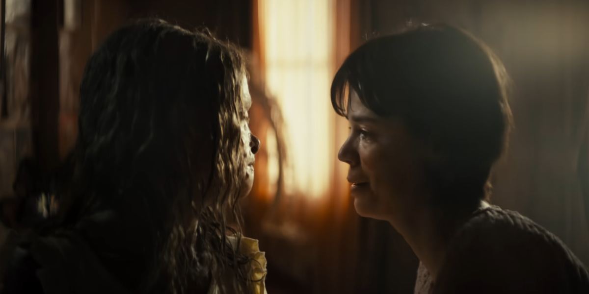 Cena de A Múmia mostra garota possuída em ambiente doméstico com atmosfera sombria