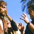 Cena de A Paixão de Cristo dirigido por Mel Gibson com foco em Jesus interpretado por Jim Caviezel