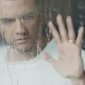 Wagner Moura em cena de A Última Casa, thriller de ficção científica da Netflix ambientado em casa isolada