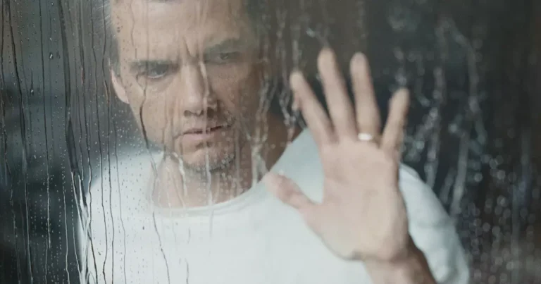 Wagner Moura em cena de A Última Casa, thriller de ficção científica da Netflix ambientado em casa isolada