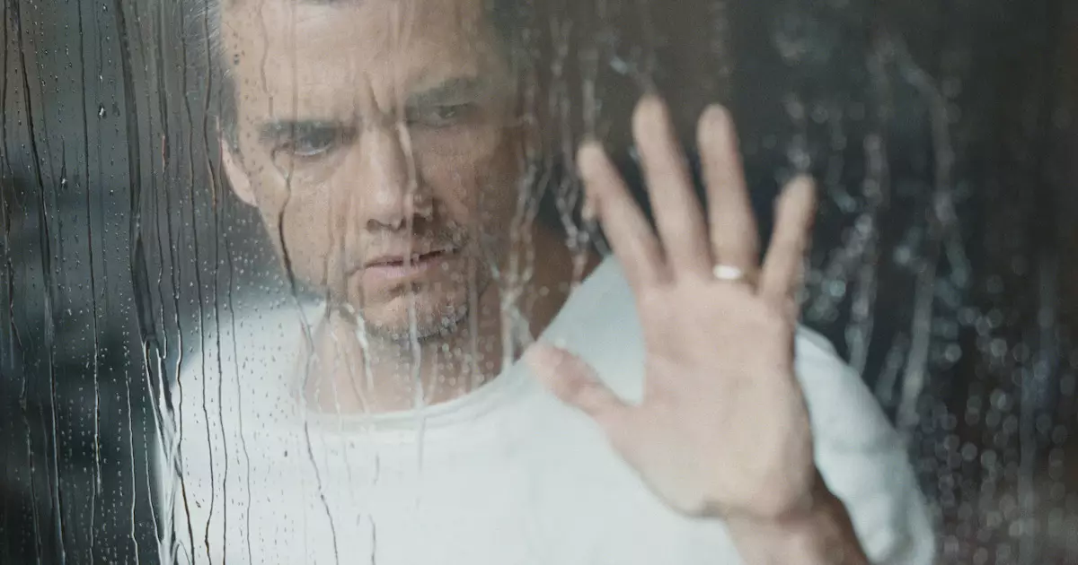 Wagner Moura em cena de A Última Casa, thriller de ficção científica da Netflix ambientado em casa isolada