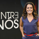 A jornalista Adriana Araújo durante entrevista comentando sobre sua trajetória profissional.