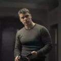 Gabriel Basso como Peter Sutherland em cena de O Agente Noturno durante nova fase em Los Angeles