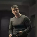 Gabriel Basso como Peter Sutherland em cena de O Agente Noturno durante nova fase em Los Angeles