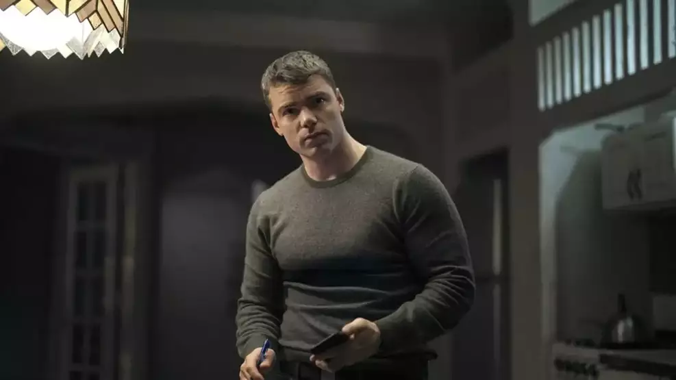 Gabriel Basso como Peter Sutherland em cena de O Agente Noturno durante nova fase em Los Angeles