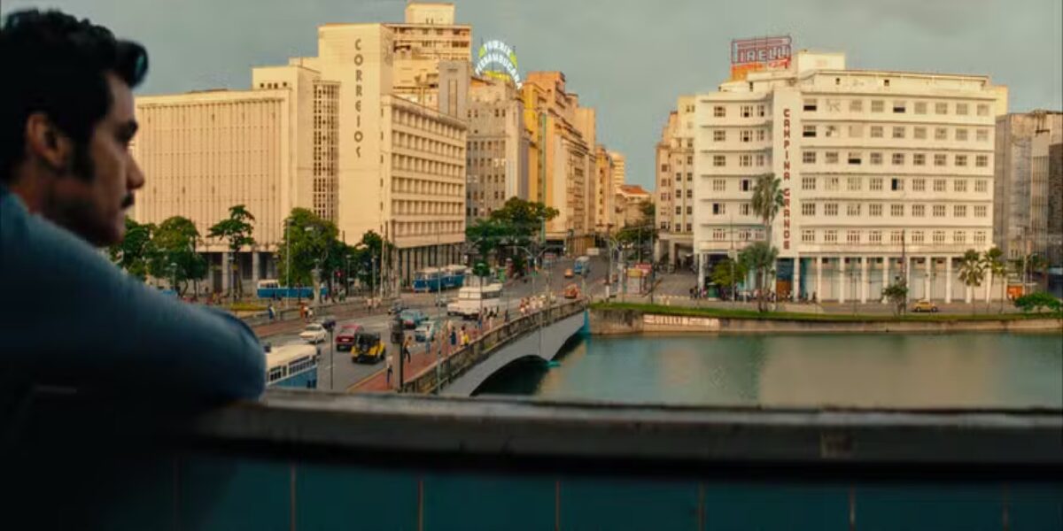 Cena de O Agente Secreto com Wagner Moura em ambiente urbano de Recife durante thriller político