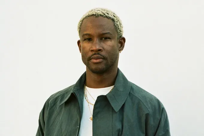 Akinola Davies Jr. em exibição de A Sombra do Meu Pai no Brasil