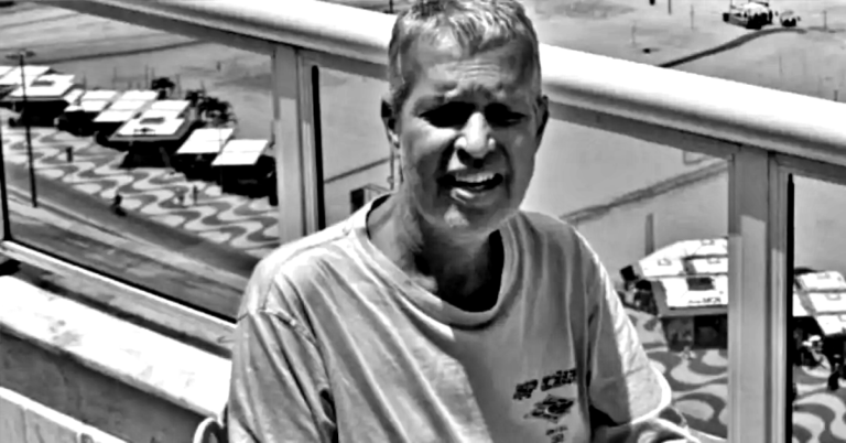 O escritor e roteirista Alexandre Fraga sorridente em um registro de bastidores da produção de Impuros.