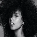 Alicia Keys posa em estúdio de gravação com expressão séria