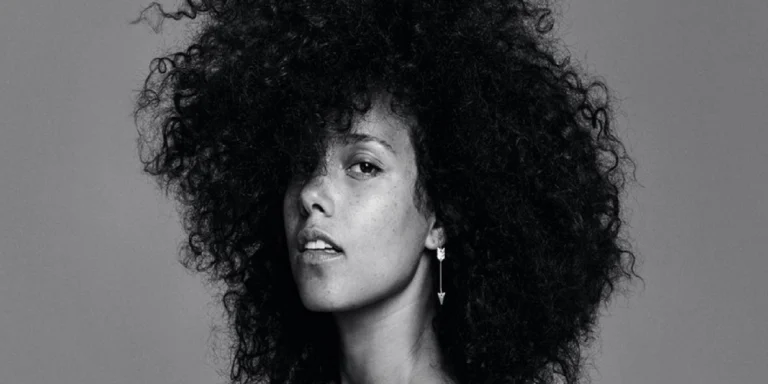 Alicia Keys posa em estúdio de gravação com expressão séria