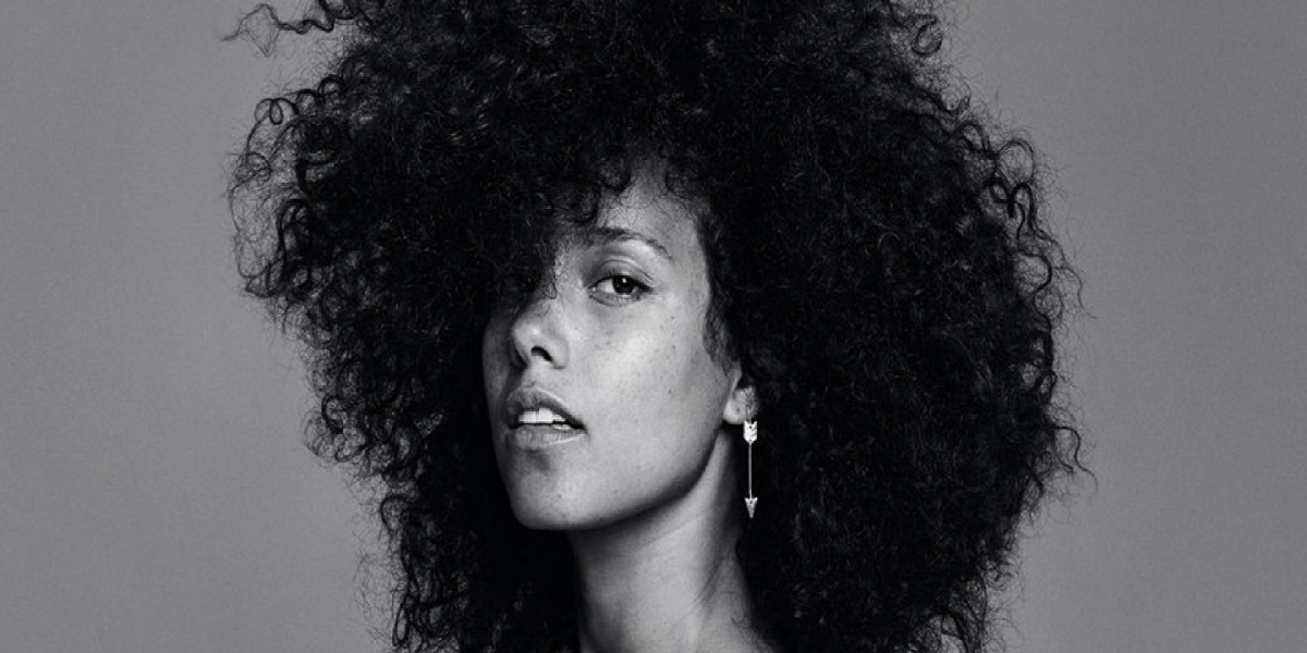 Alicia Keys posa em estúdio de gravação com expressão séria