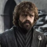 O ator Peter Dinklage em um evento oficial representando seu novo papel na série Alien: Earth