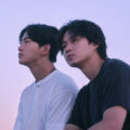 Ok Taecyeon e Isomura Hayato em cena da série Alma Gêmea em ambientação urbana internacional