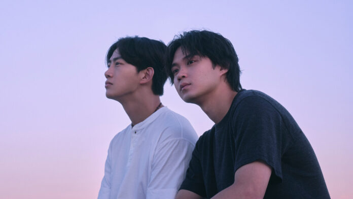 Ok Taecyeon e Isomura Hayato em cena da série Alma Gêmea em ambientação urbana internacional