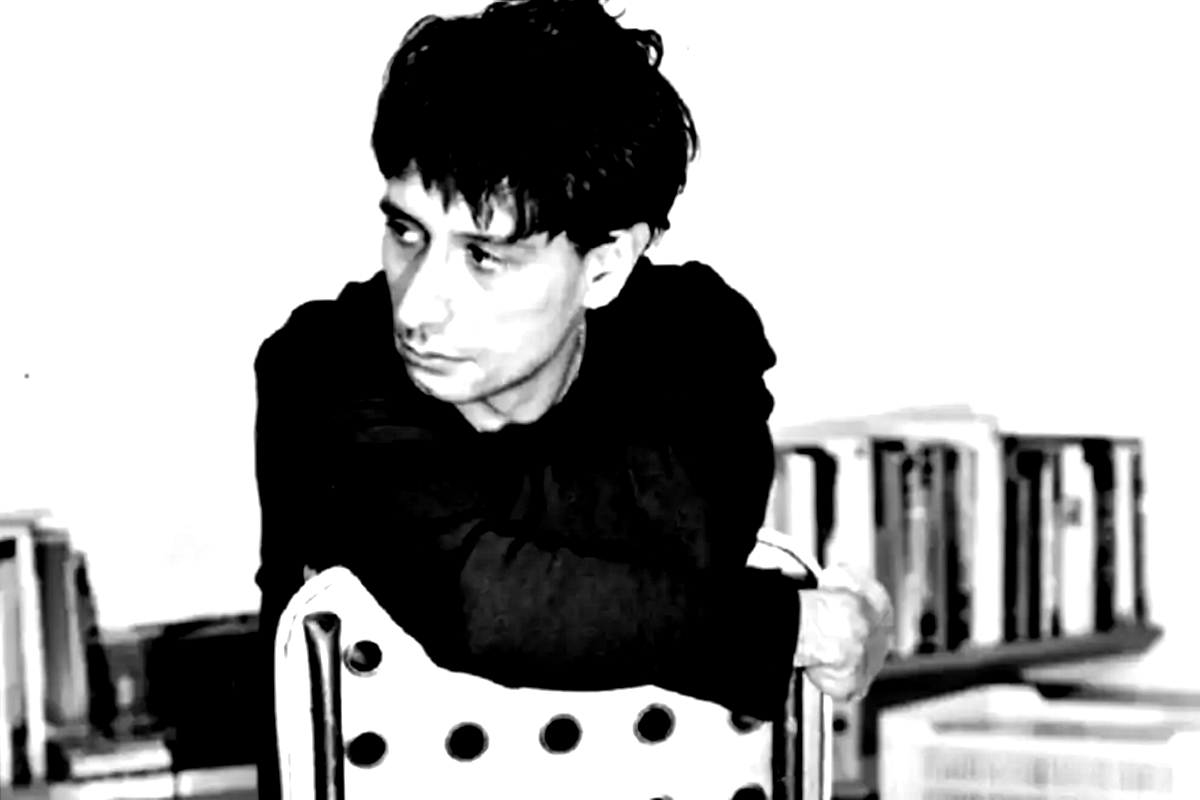 Foto de Alvin L em estúdio, mostrando o compositor em ação enquanto trabalhava em hits como "Natasha" e "Tudo que Vai"