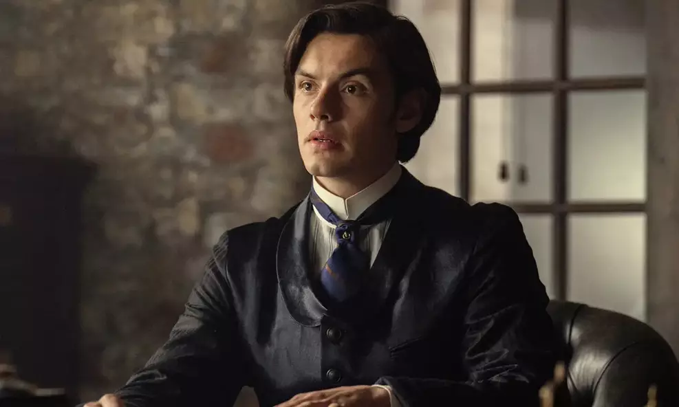 amazon-james-bond-louis-partridge-007 O ator britânico Louis Partridge posando para foto em evento oficial de cinema.