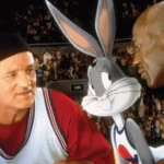 Balde de pipoca temático de Space Jam com design de cesta de basquete exibido em ação promocional da AMC Theatres