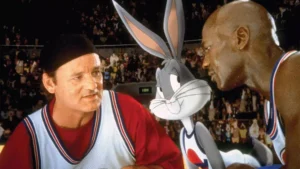 Balde de pipoca temático de Space Jam com design de cesta de basquete exibido em ação promocional da AMC Theatres