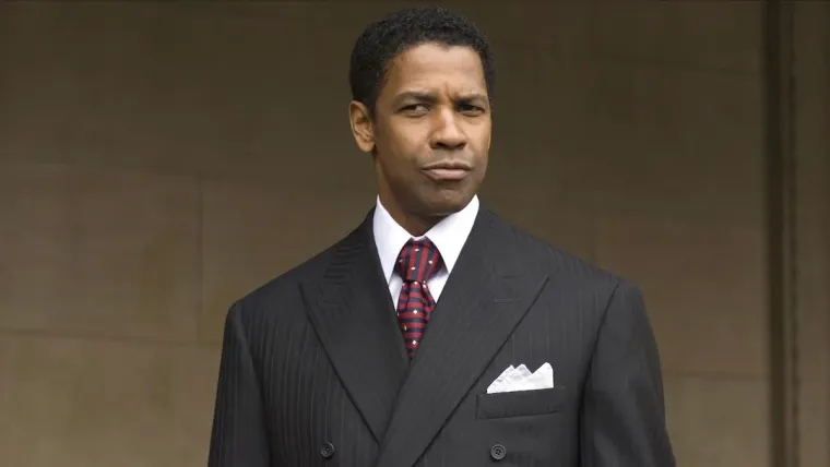 American Gangster: Cena de American Gangster com personagem de Denzel Washington em ambiente urbano dos anos 70