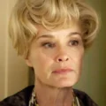 Jessica Lange em cena de American Horror Story na 13ª temporada, retornando ao elenco principal