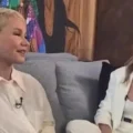 Ana Paula Renault e Xuxa Meneghel se abraçam durante gravação do Fantástico