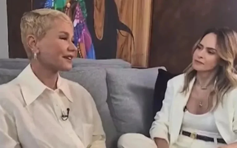 Ana Paula Renault e Xuxa Meneghel se abraçam durante gravação do Fantástico