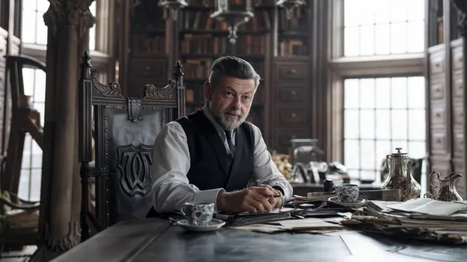 Andy Serkis como Alfred Pennyworth em cena de 'The Batman II', preparando retorno ao papel