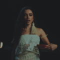 Anitta caracterizada como Pombagira em cena do clipe de “Desgraça”