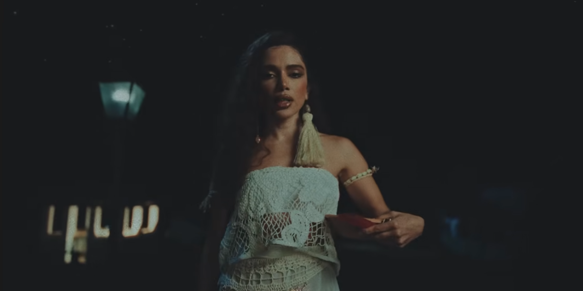 Anitta caracterizada como Pombagira em cena do clipe de “Desgraça”