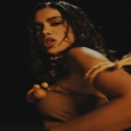 Cantora Anitta em cena do videoclipe Meia-Noite