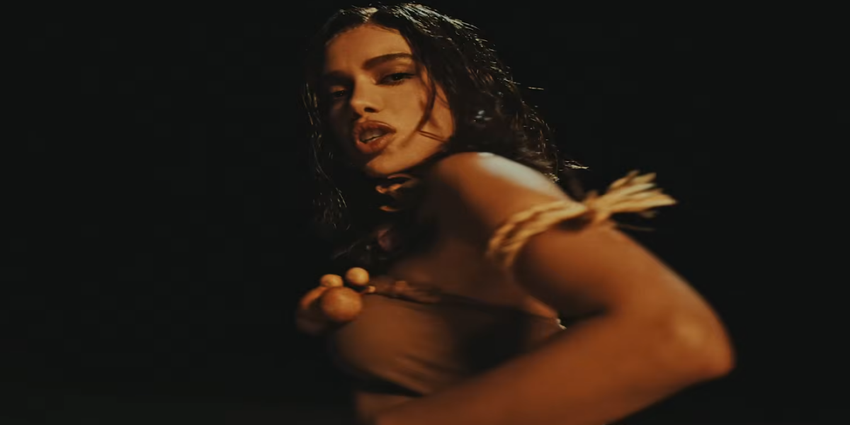 Cantora Anitta em cena do videoclipe Meia-Noite