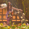 Anitta se apresenta no palco do programa Saturday Night Live durante sua estreia histórica.