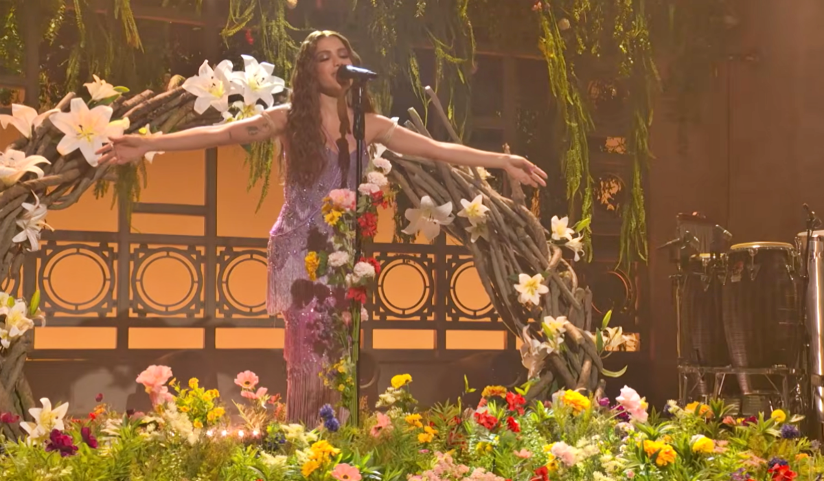 Anitta se apresenta no palco do programa Saturday Night Live durante sua estreia histórica.