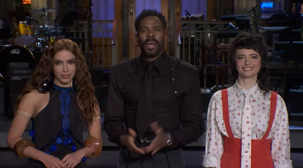 A cantora Anitta sorridente em vídeo promocional ao lado do ator Colman Domingo