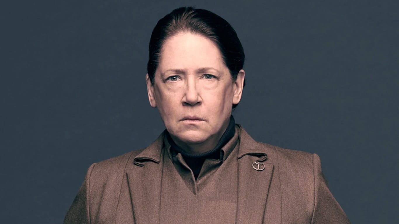 Ann Dowd interpreta Tia Lydia na série Os Testamentos
