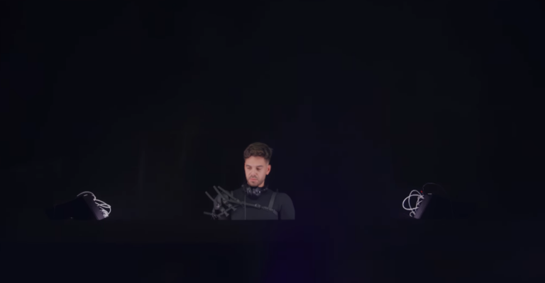 Palco principal do festival Coachella sob céu noturno com iluminação intensa.