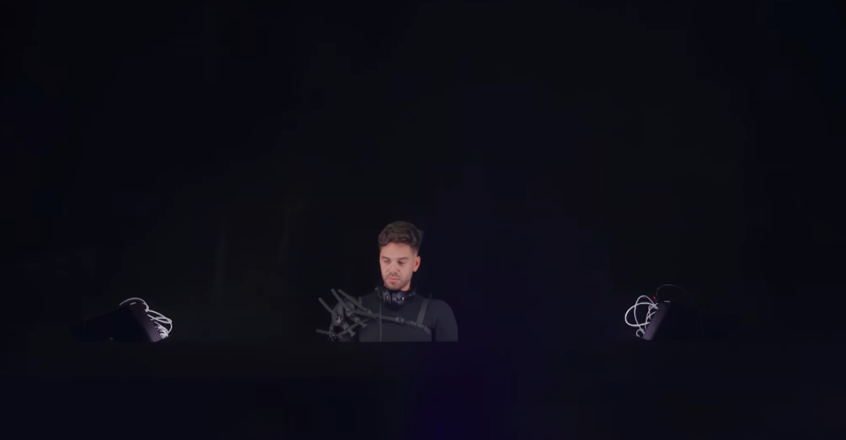 Palco principal do festival Coachella sob céu noturno com iluminação intensa.