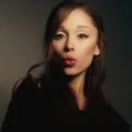 Ariana Grande em estúdio durante produção do álbum Petal