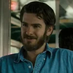 O ator Andrew Garfield caracterizado como Sam Altman em cena do filme Artificial.