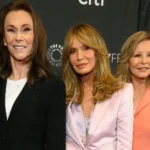 Elenco de As Panteras reunido no palco durante evento de 50 anos no PaleyFest