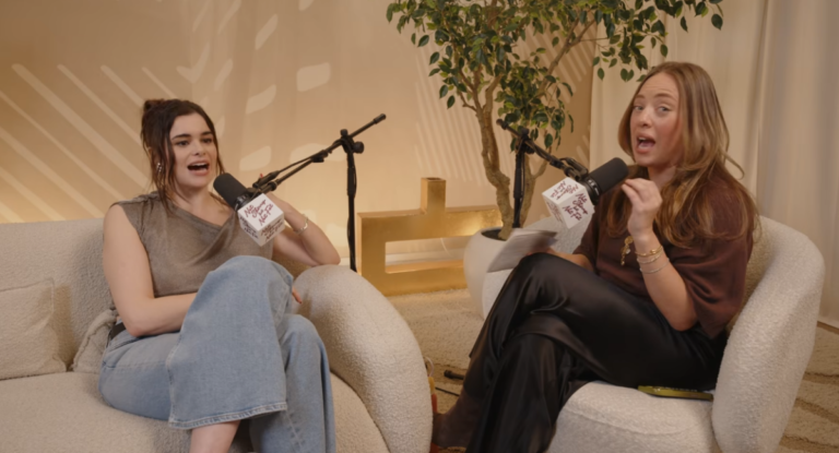 A atriz Barbie Ferreira sorrindo durante uma entrevista em estúdio de podcast.