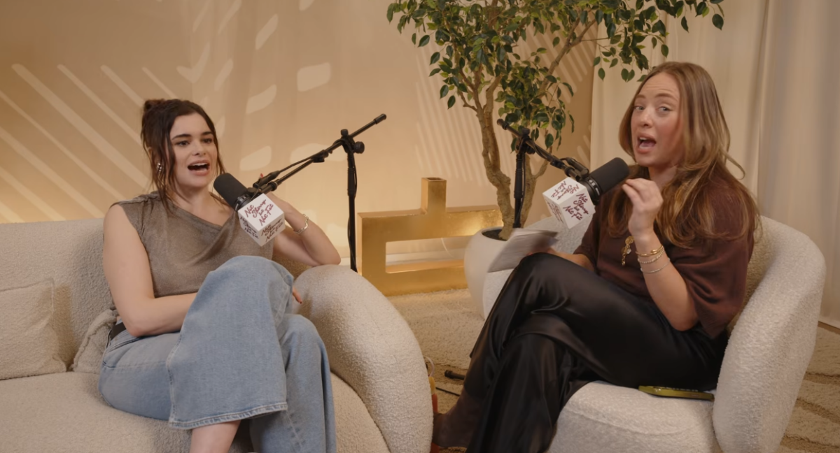 A atriz Barbie Ferreira sorrindo durante uma entrevista em estúdio de podcast.