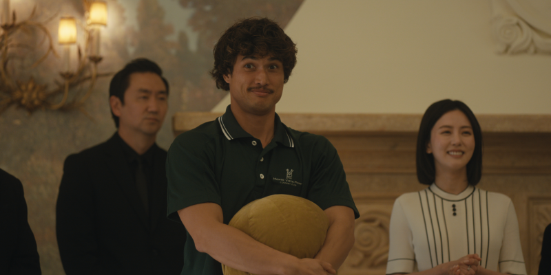 (Da esquerda para a direita) Charles Melton como Austin Davis, Seoyeon Jang como Eunice no episódio 203 de 'Beef'