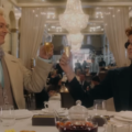 O anjo Aziraphale e o demônio Crowley em uma cena de despedida no trailer da conclusão de Belas Maldições.