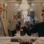 O anjo Aziraphale e o demônio Crowley em uma cena de despedida no trailer da conclusão de Belas Maldições.
