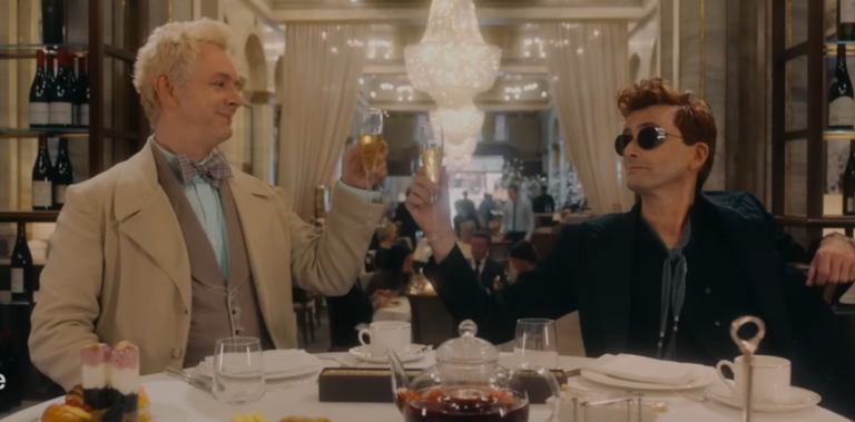 O anjo Aziraphale e o demônio Crowley em uma cena de despedida no trailer da conclusão de Belas Maldições.