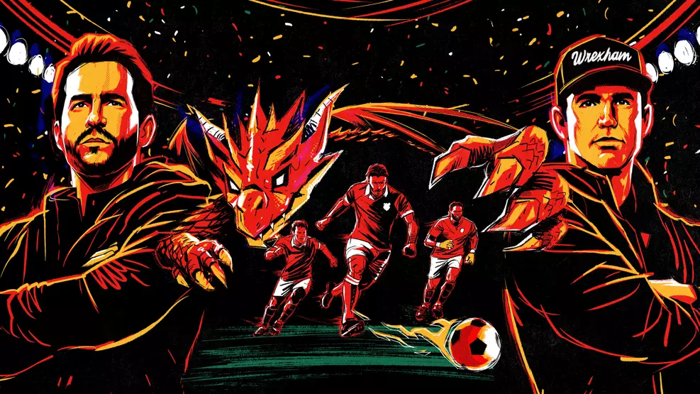 Ryan Reynolds e Rob McElhenney em campo comemorando com a torcida do Wrexham AFC.