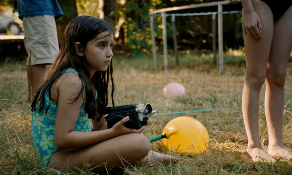 Blue Heron retrata narrativa fragmentada sobre memória e registros familiares em drama independente
