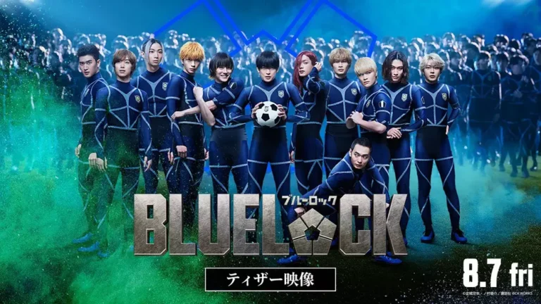 Elenco japonês caracterizado como os jogadores do projeto Blue Lock em campo