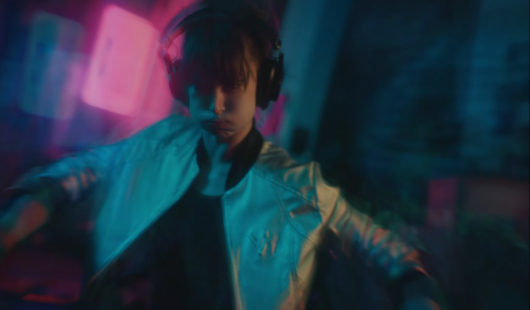 BOOM GIRL empunha microfone boom como arma em cena urbana noturna do filme brasileiro